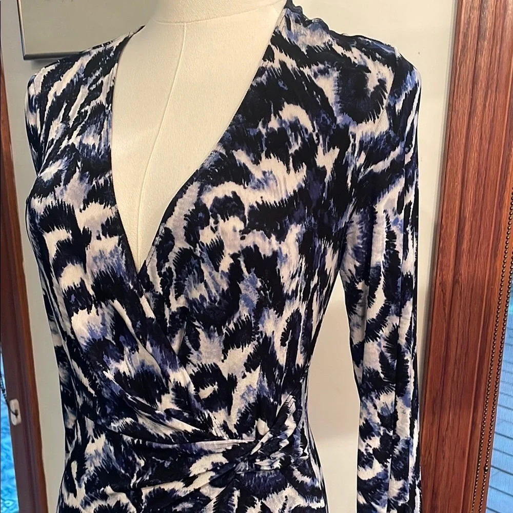 Chico’s Traveler Blue Leopard Faux Wrap Black and White Patterned Dress Size 0 - Picture 4 of 10